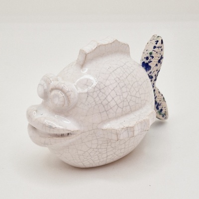 Escultura decorativa de peixe em cerâmica branca com padrão craquelado e cauda azul