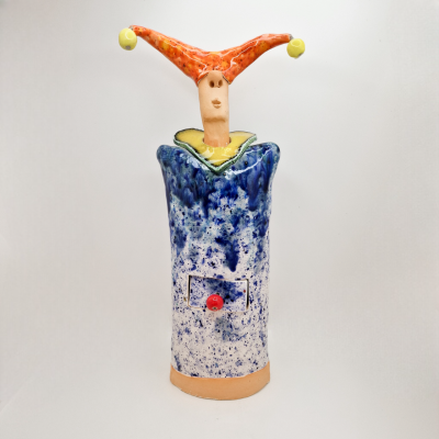 Figura decorativa de cerâmica colorida em fundo branco