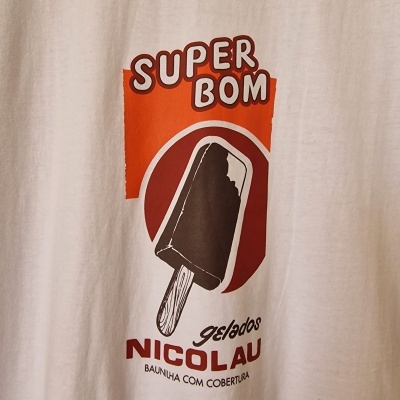 T-shirt branca com estampa de gelado e texto promocional