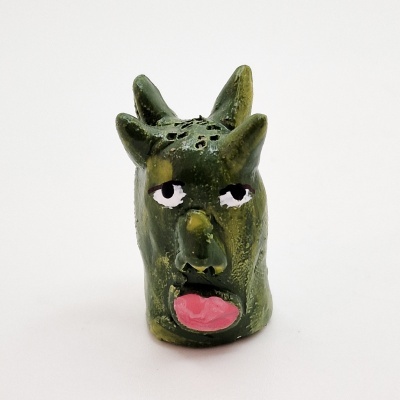 Figura decorativa cerâmica verde com rosto caricatural e bocal cor-de-rosa