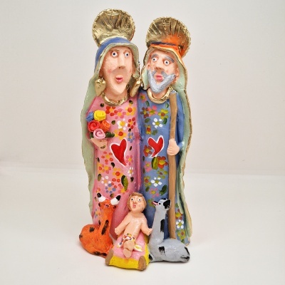 Estatueta cerâmica colorida com figuras humanas, criança, raposa e cão