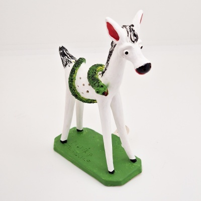 Estatueta decorativa de cavalo branco com cobra verde enrolada