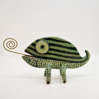 Escultura cerâmica camaleão verde com riscas pretas e mola dourada