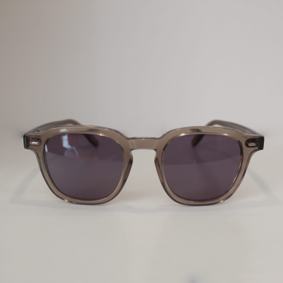 Óculos de sol com armação translúcida cinza e lentes escuras