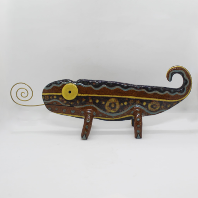 Escultura decorativa de lagarto em cerâmica vidrada com detalhes espiral metálica.