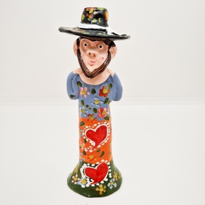 Figura decorativa de cerâmica colorida com chapéu e padrões florais