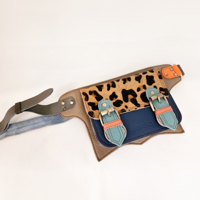 Bolsa com estampado de leopardo e detalhes coloridos em fundo branco.