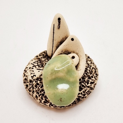 Escultura decorativa de cerâmica com formas abstratas em creme, preto e verde