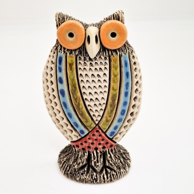 Figura decorativa de coruja em cerâmica com olhos laranja e corpo colorido
