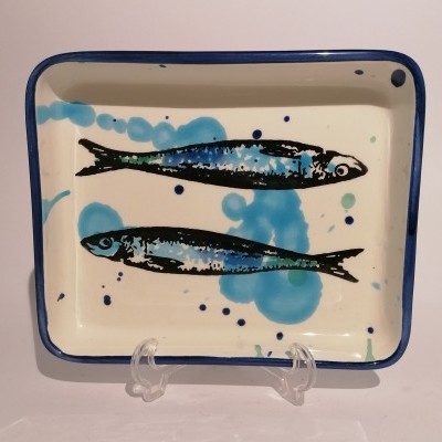 Tabuleiro cerâmica retangular com desenho de dois peixes sardinha azuis e pretos