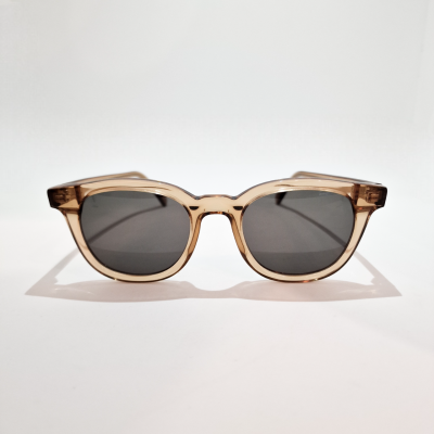 Óculos de sol com armação bege translúcida e lentes escuras