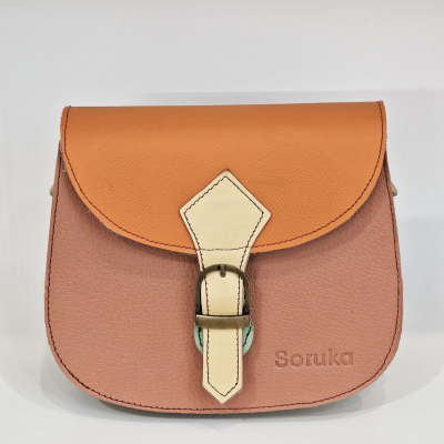 Mala de ombro rosa e laranja com fecho de fivela creme