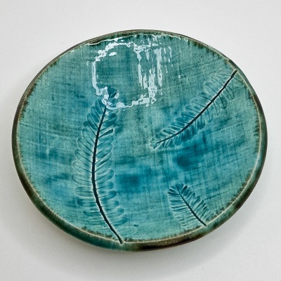 Prato cerâmico azul esverdeado com relevo de folhas