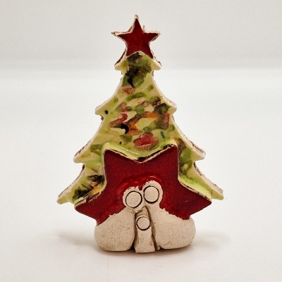Figura decorativa de cerâmica de árvore de Natal com estrela vermelha no topo