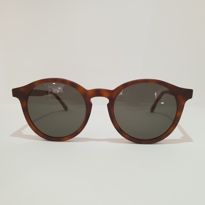 Óculos de sol redondos com armação castanha tartaruga e lentes verdes