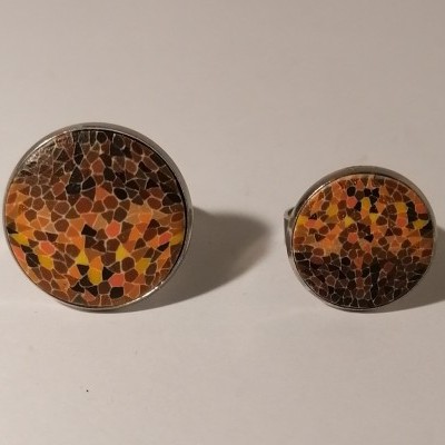 Botões de punho redondos com padrão colorido em tons de castanho e laranja