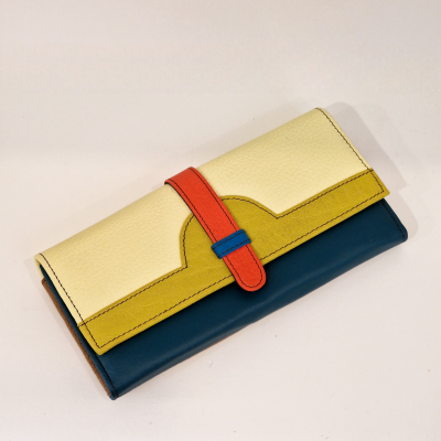 Carteira de pele com várias cores: creme, amarelo, azul e vermelho