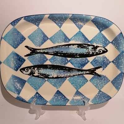 Prato oval decorativo azul e branco com desenho de duas sardinhas pretas