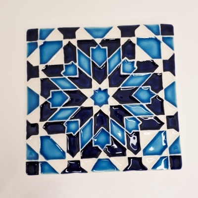 Azulejo quadrado cerâmico com padrão geométrico azul e branco