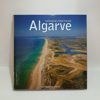 Livro com capa mostrando vista aérea costeira do Algarve com título em branco