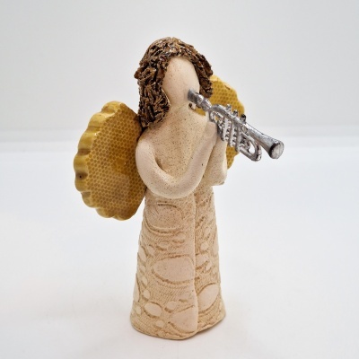 Figura de anjo de cerâmica tocando trombeta com asas amarelas de favo de mel.