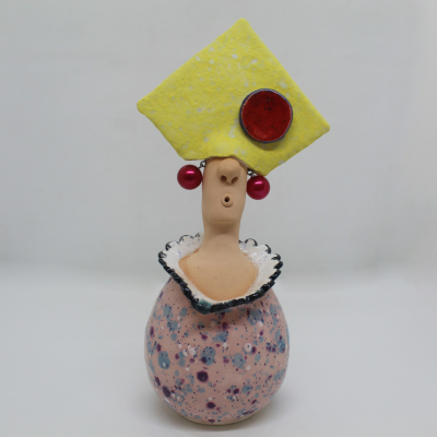 Escultura cerâmica com corpo pontilhado rosa e chapéu amarelo quadrado