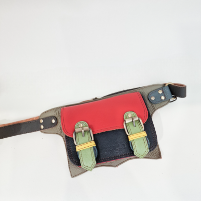 Cinto de couro com bolsa tipo pochete multicolorida em fundo branco
