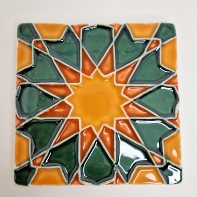 Azulejo quadrado colorido com padrão geométrico em relevo