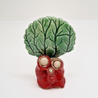 Escultura de cerâmica vermelha com folhas verdes texturizadas