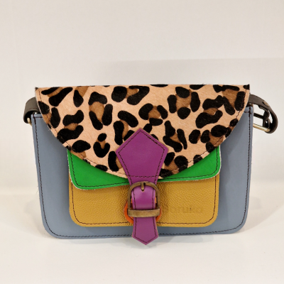 Mala de senhora colorida com padrão animal print e fecho roxo