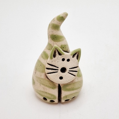 Figura de gato em cerâmica com riscas verdes e creme