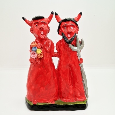 Dupla de diabos vermelhos em cerâmica com flores e tridente