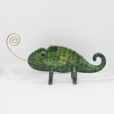 Escultura de camaleão verde em cerâmica com detalhes dourados e vermelhos