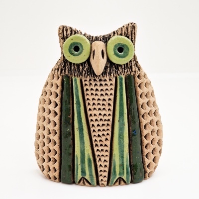 Estátua decorativa de coruja em cerâmica com detalhes em verde e castanho