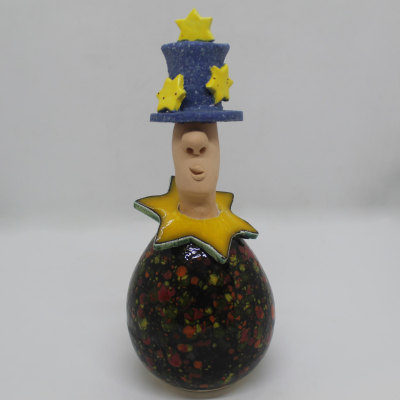 Figura decorativa colorida com chapéu e gola em forma de estrela