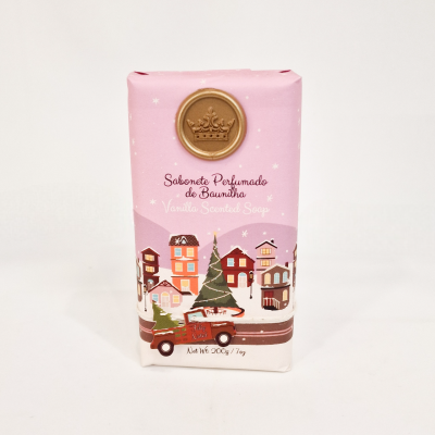 Sabonete perfumado de baunilha com embalagem rosa e ilustração de casas e carro com árvore de Natal