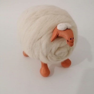 Figura de ovelha de lã branca com cabeça e patas de cerâmica cor terracota