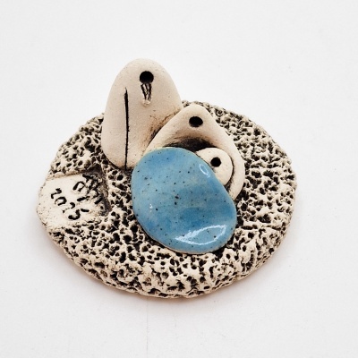 Escultura decorativa em cerâmica porosa em bege e azul com superfície texturada