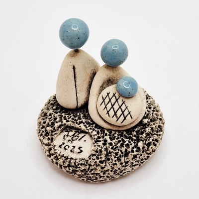 Escultura decorativa com figuras abstratas e bolas azuis em base cinza texturizada