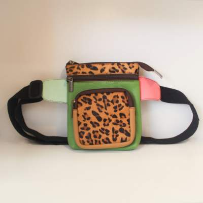 Bolsa de cintura colorida com padrão animal print e fecho saruka