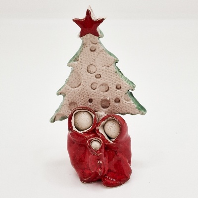 Figura decorativa de Natal em cerâmica com árvore e casal de bonecos em vermelho