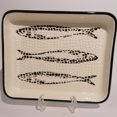 Travessa retangular decorativa com três peixes pretos em cerâmica creme com rebordo preto