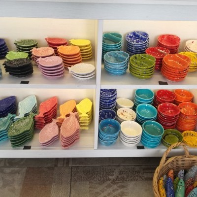 Prateleira com pratos e tigelas de cerâmica coloridos