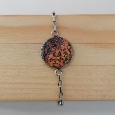 Pulseira com pendente circular padrão mosaico e corrente metálica