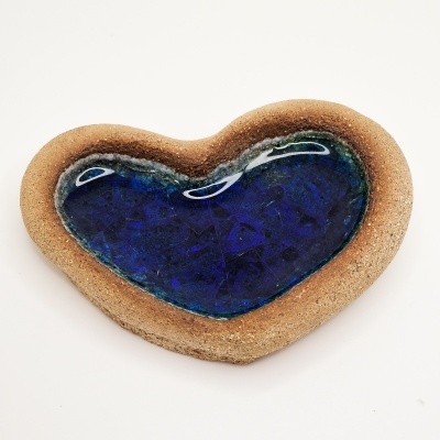 prato decorativo em forma de coração com esmalte azul brilhante e borda castanha