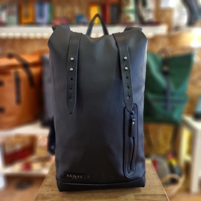 mochila preta com bolso vertical e alças ajustáveis