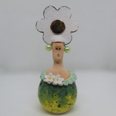 Busto de cerâmica com chapéu em forma de flor e brincos verdes