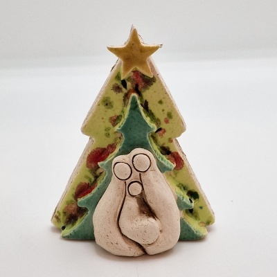 Escultura cerâmica de Árvore de Natal com presépio e estrela amarela