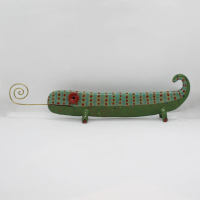 Escultura cerâmica lagarto verde com pintas vermelhas e rabo metálico