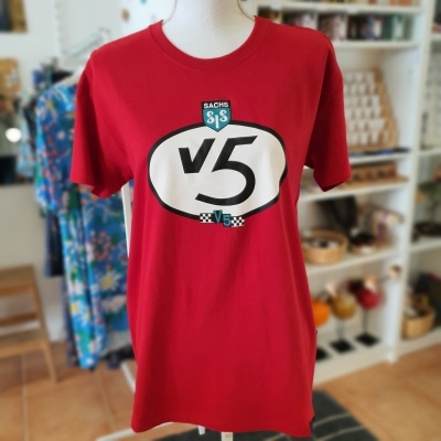 T-shirt vermelha com estampado 'SACHS SiS v5' em ambiente interior